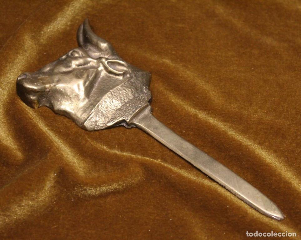 Escriban&iacute;a: Abrecartas de bronce, cabeza de toro. - Foto 1