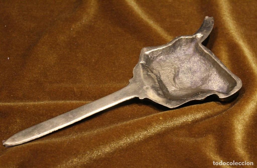 Escriban&iacute;a: Abrecartas de bronce, cabeza de toro. - Foto 2