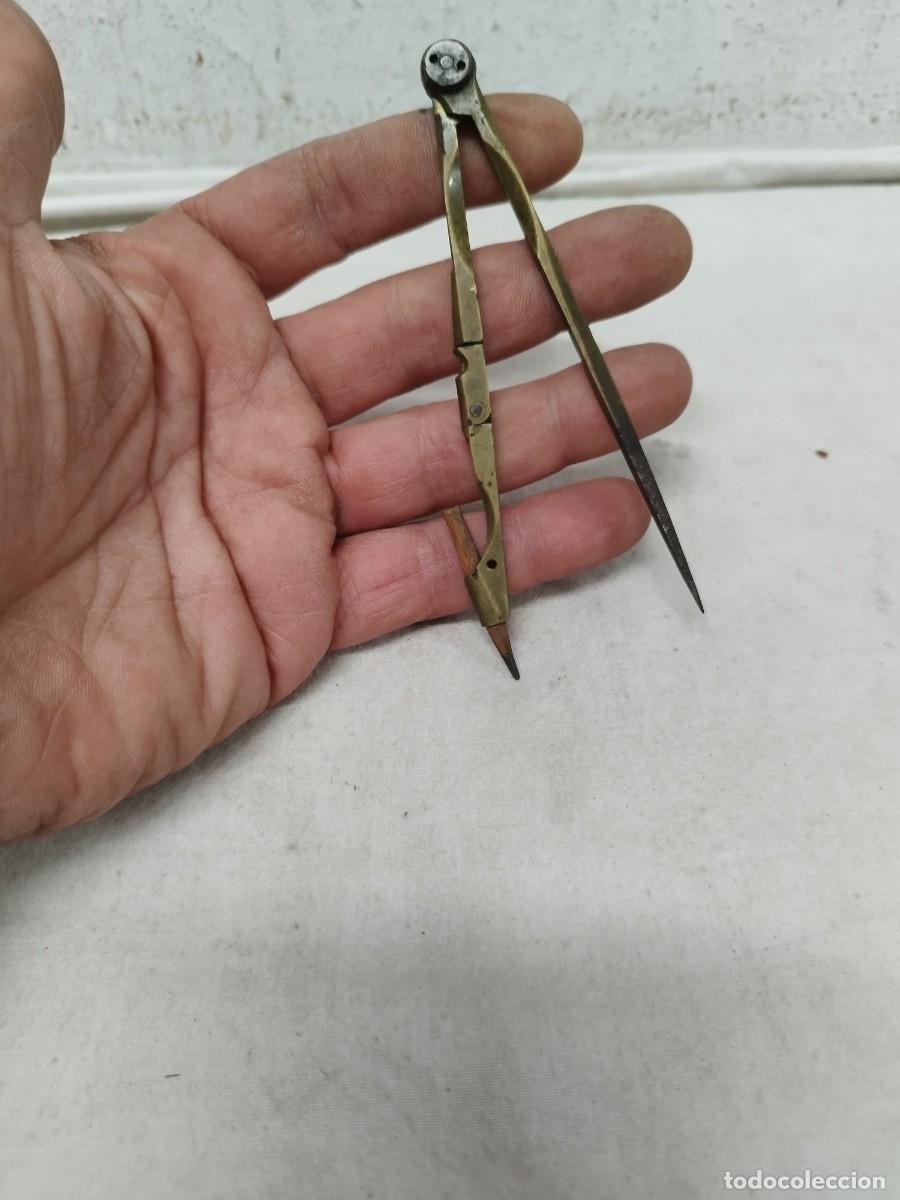 Escriban&iacute;a: Antiguo compas de bronce o lat&oacute;n. - Foto 1