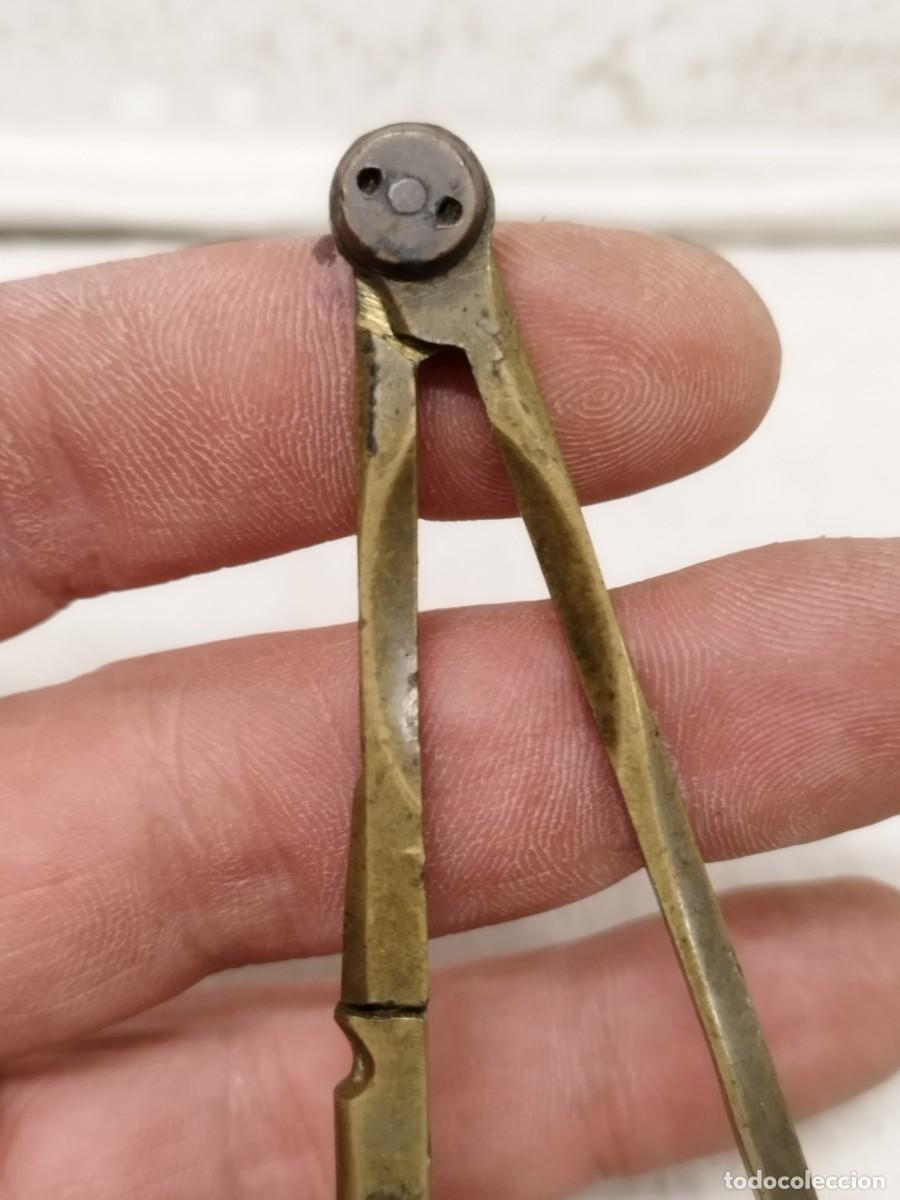 Escriban&iacute;a: Antiguo compas de bronce o lat&oacute;n. - Foto 2
