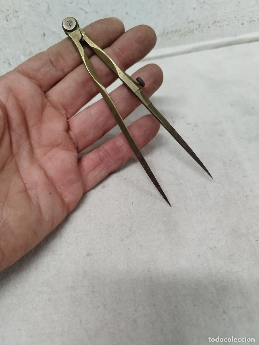Escriban&iacute;a: Antiguo compas de laton o bronce. - Foto 1