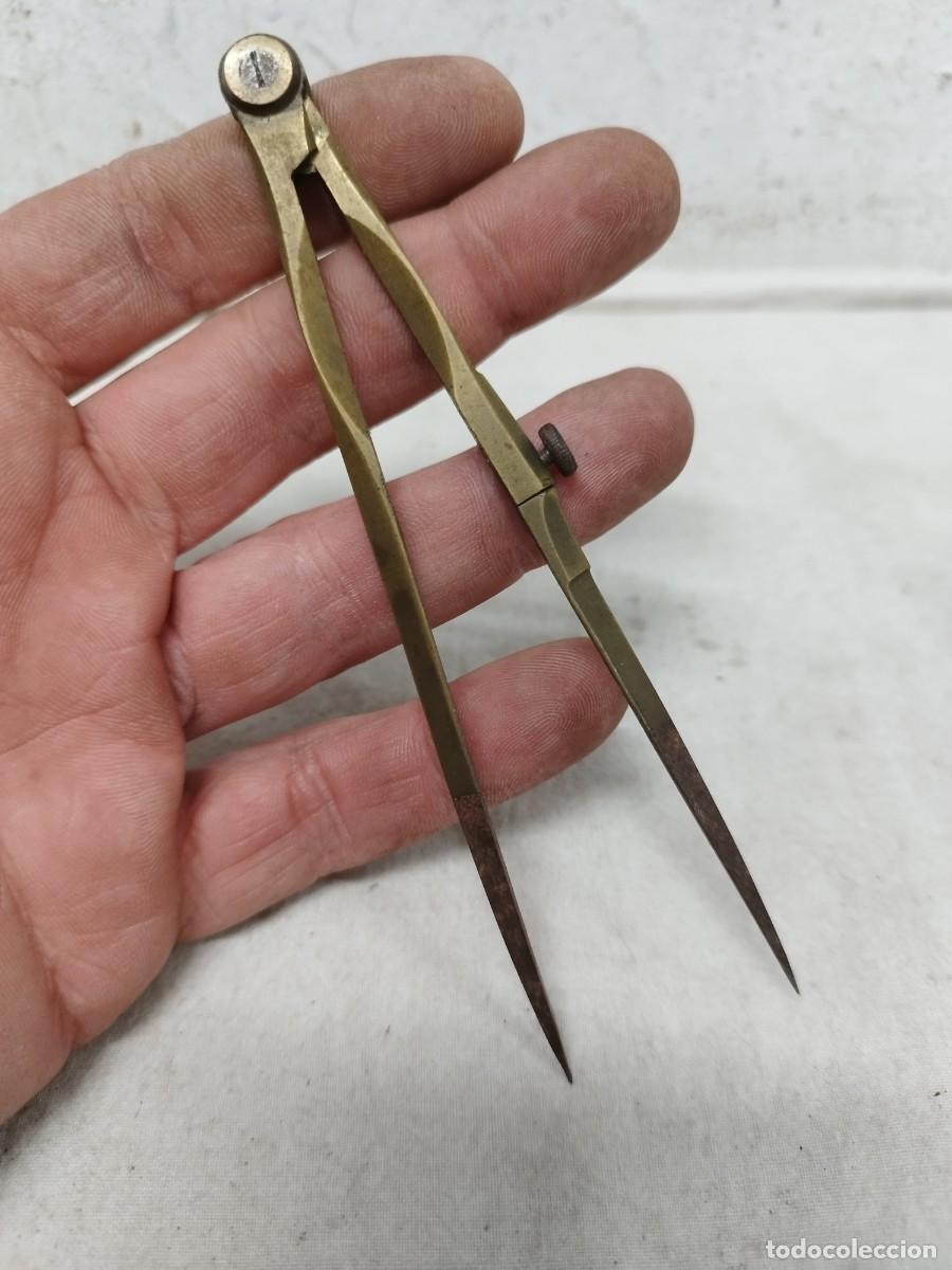 Escriban&iacute;a: Antiguo compas de laton o bronce. - Foto 2