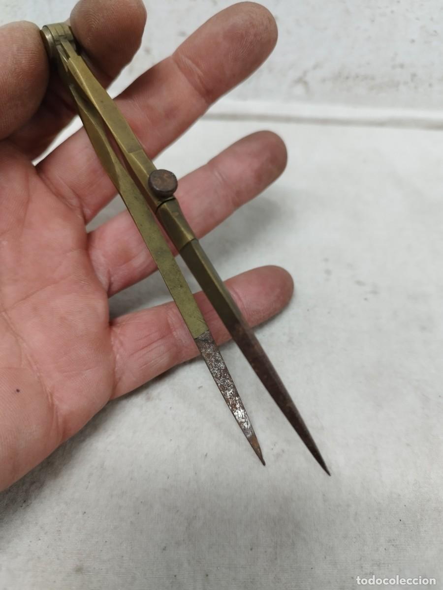 Escriban&iacute;a: Antiguo compas de laton o bronce. - Foto 3