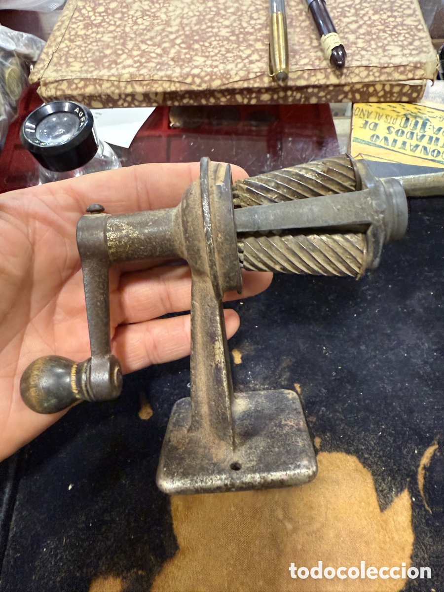 Escriban&iacute;a: Bonito sacapuntas antiguo, hierro - Foto 2