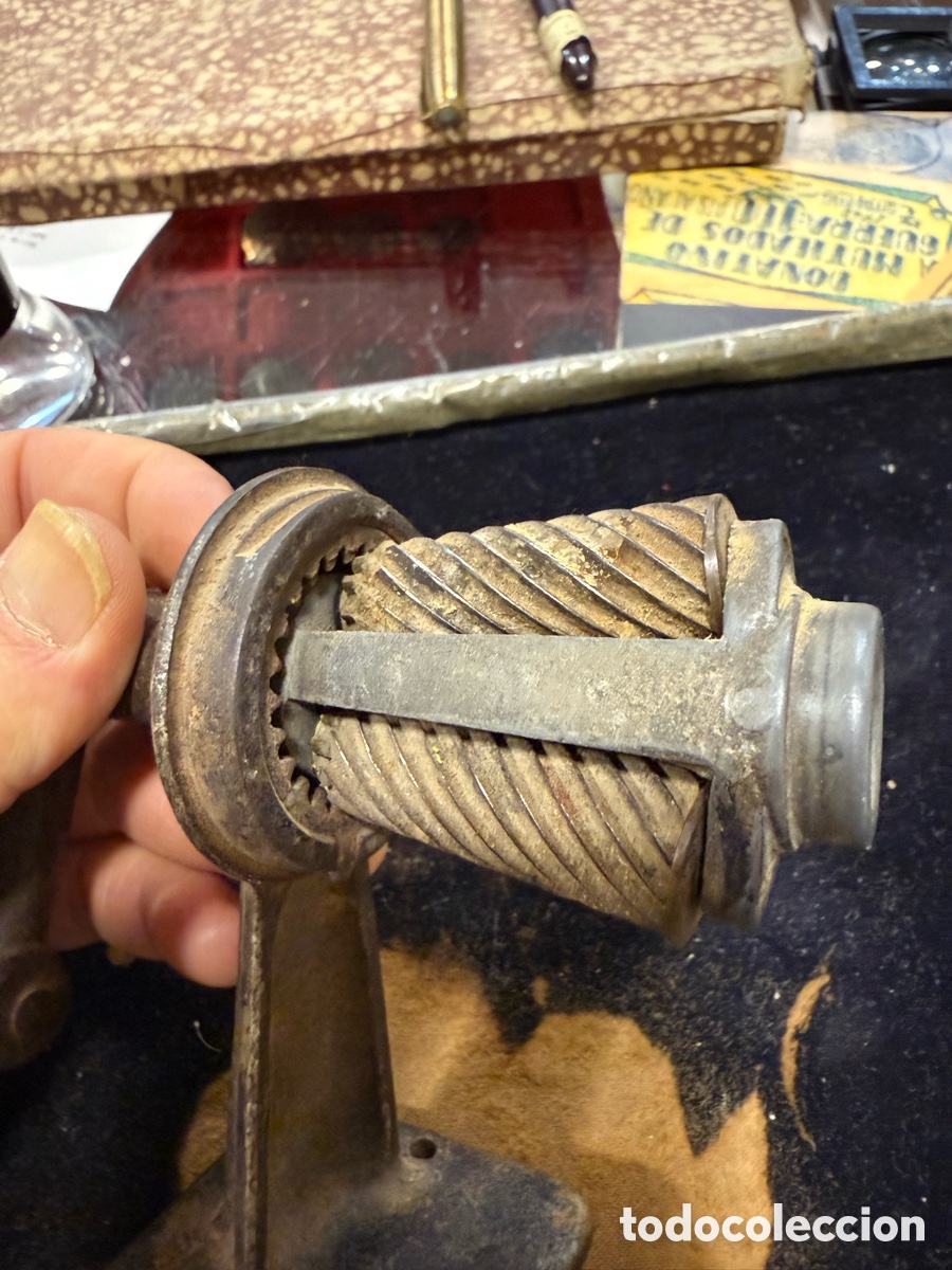 Escriban&iacute;a: Bonito sacapuntas antiguo, hierro - Foto 3