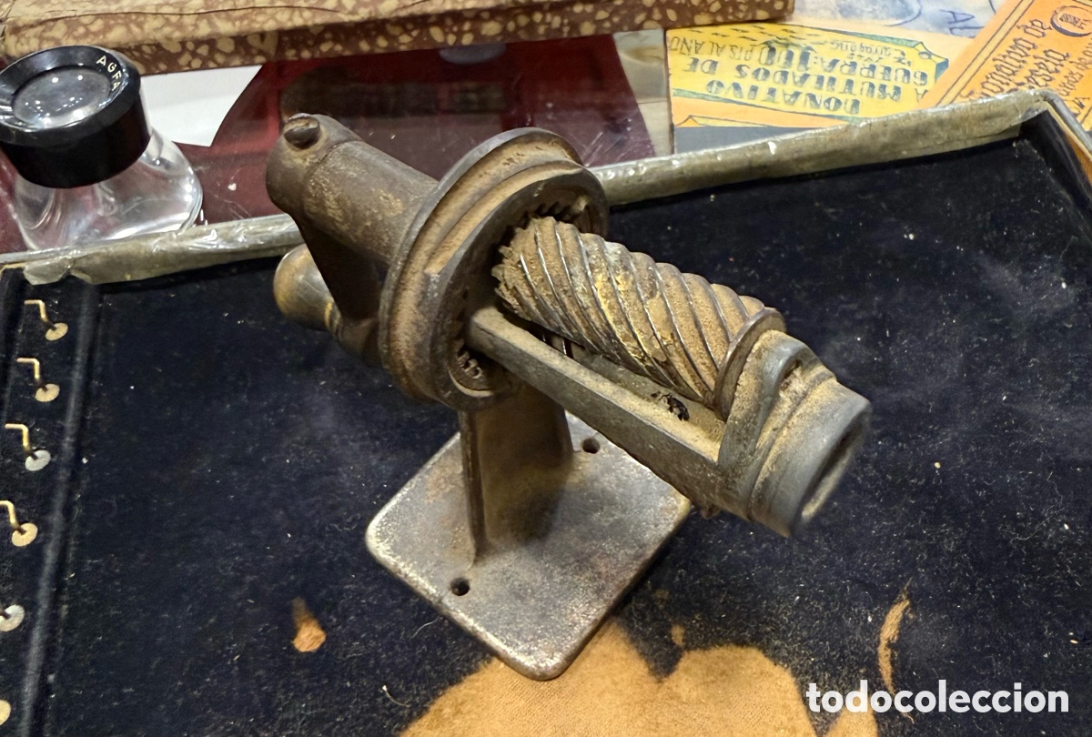 Escriban&iacute;a: Bonito sacapuntas antiguo, hierro - Foto 1