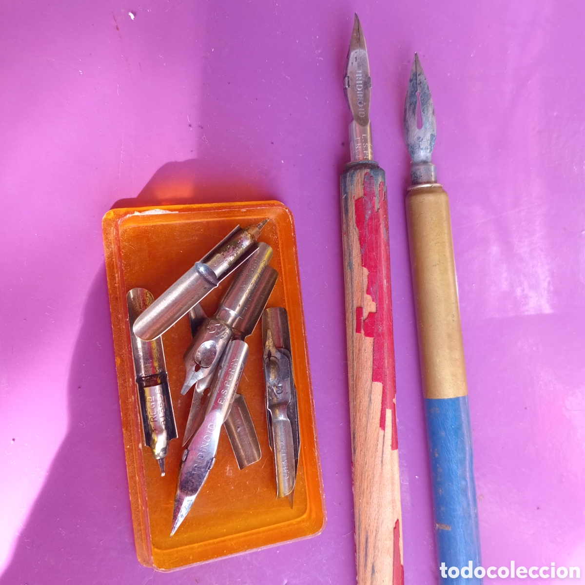Escriban&iacute;a: DOS ANTIGUOS LAPICERAA CON SUS PLUMAS Y 6 DE REPUESTO - Foto 1