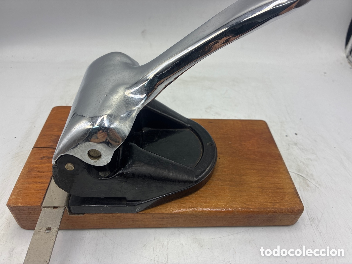 Escriban&iacute;a: Antiguo Taladro de Papel con base de madera. - Foto 3