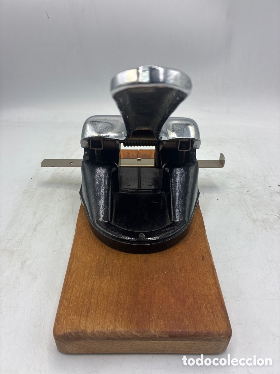 Escriban&iacute;a: Antiguo Taladro de Papel con base de madera. - Foto 4