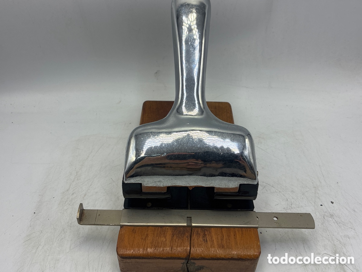 Escriban&iacute;a: Antiguo Taladro de Papel con base de madera. - Foto 1