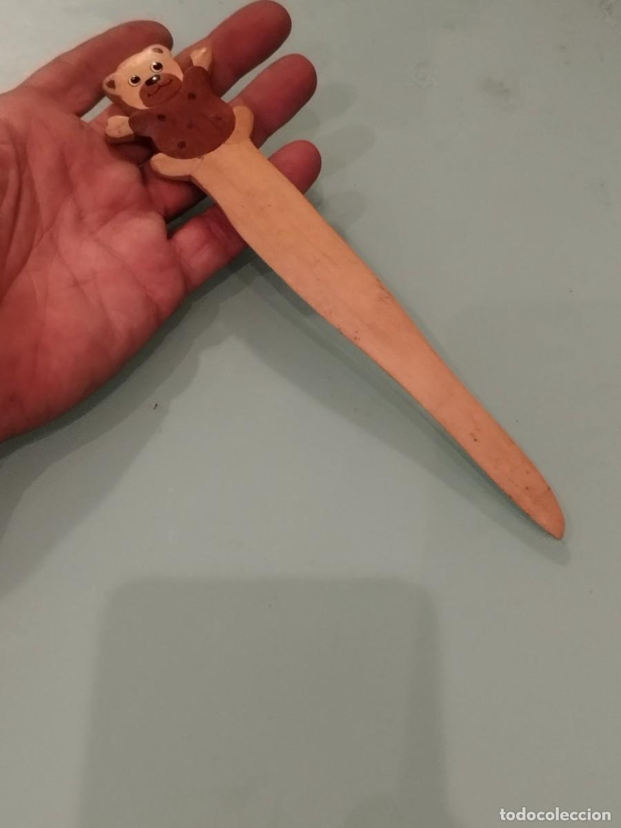 Escriban&iacute;a: Abrecartas de madera con el mango en forma de oso de peluche. - Foto 1