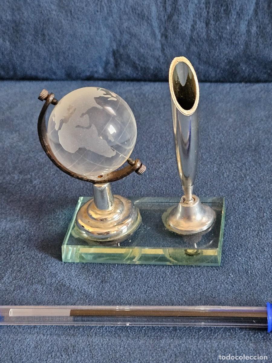 Escriban&iacute;a: Escriban&iacute;a Con Globo Terr&aacute;queo De Cristal Y Base De Pl&aacute;stico. - Foto 1