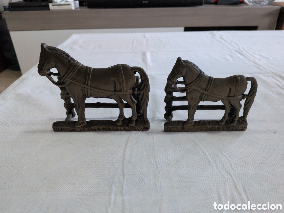 Scrivania: Lote de 2 Servilleteros o portacartas de mesa de bronce con dise&ntilde;o de caballo con valla