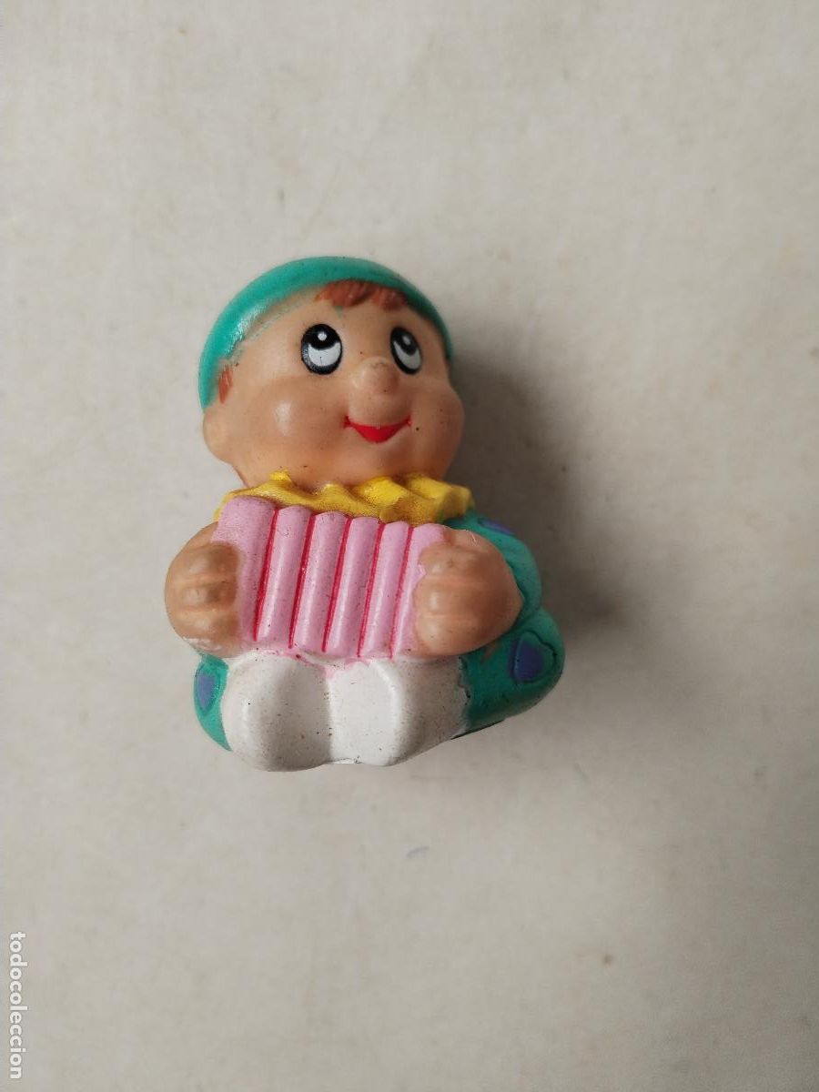 Escriban&iacute;a: sacapuntas antiguo de la marca el pozo tocando la acordeon - c188