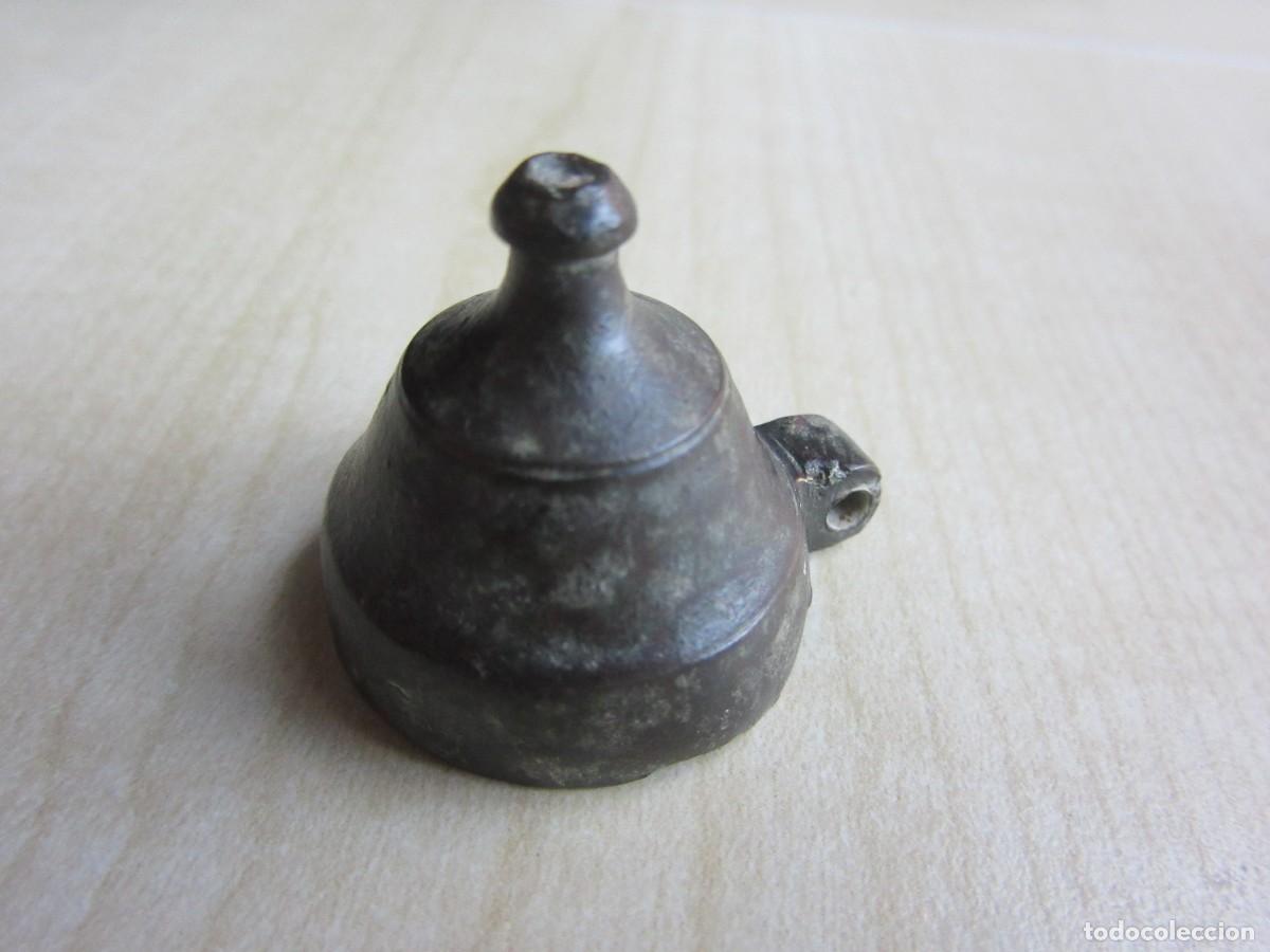 Escriban&iacute;a: Tapa de tintero. Bronce Posible S XVII-XVIII Medidas2,5 x 2,3 cm