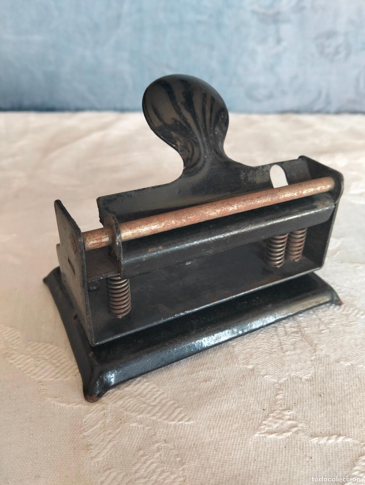 Escriban&iacute;a: M&aacute;quina de hacer agujeros a papel taladradora perforadora antigua de hierro color negro a&ntilde;os 50-60