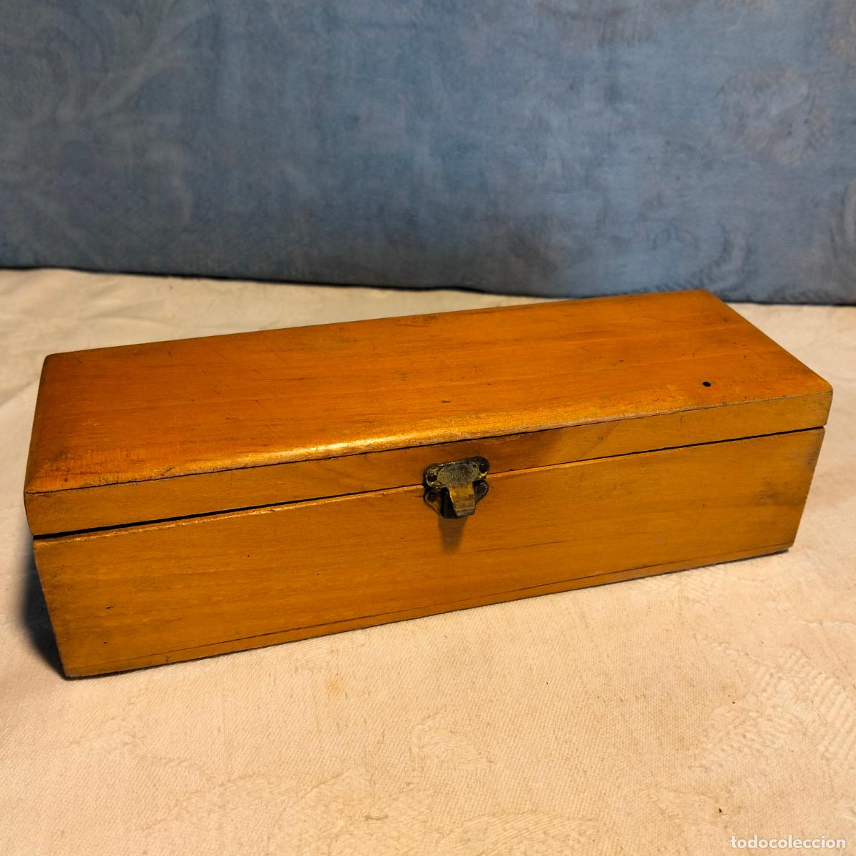 Escriban&iacute;a: Estuche escolar de madera con cierre de lat&oacute;n para plumas, l&aacute;pices, gomas, regla etc de los a&ntilde;os 60