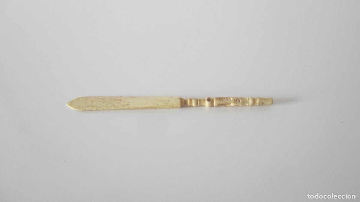 Escriban&iacute;a: ANTIGUO ABRECARTAS PORTAPLUMAS DE HUESO TALLADO