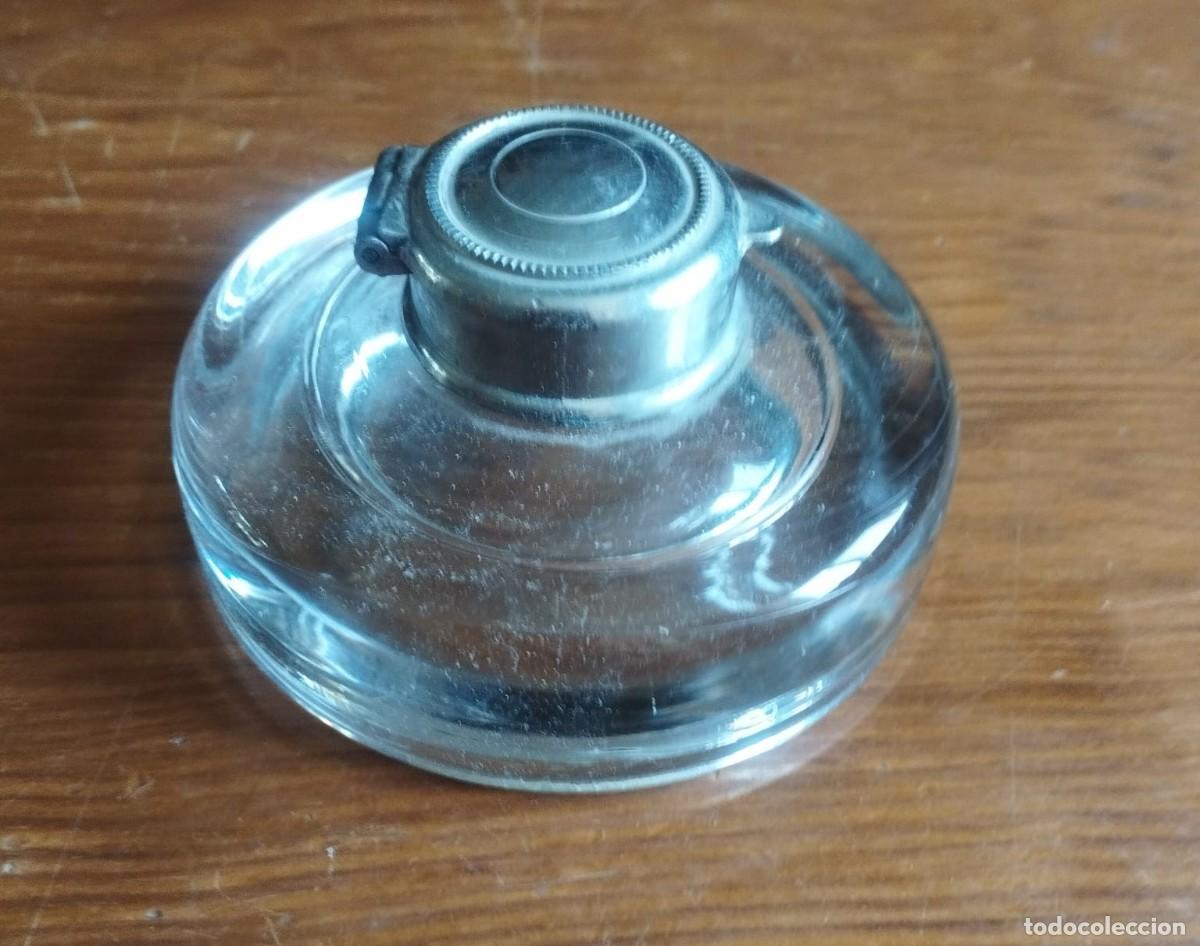 Escriban&iacute;a: Tintero antiguo de escritorio, una pieza cl&aacute;sica de finales del siglo XIX