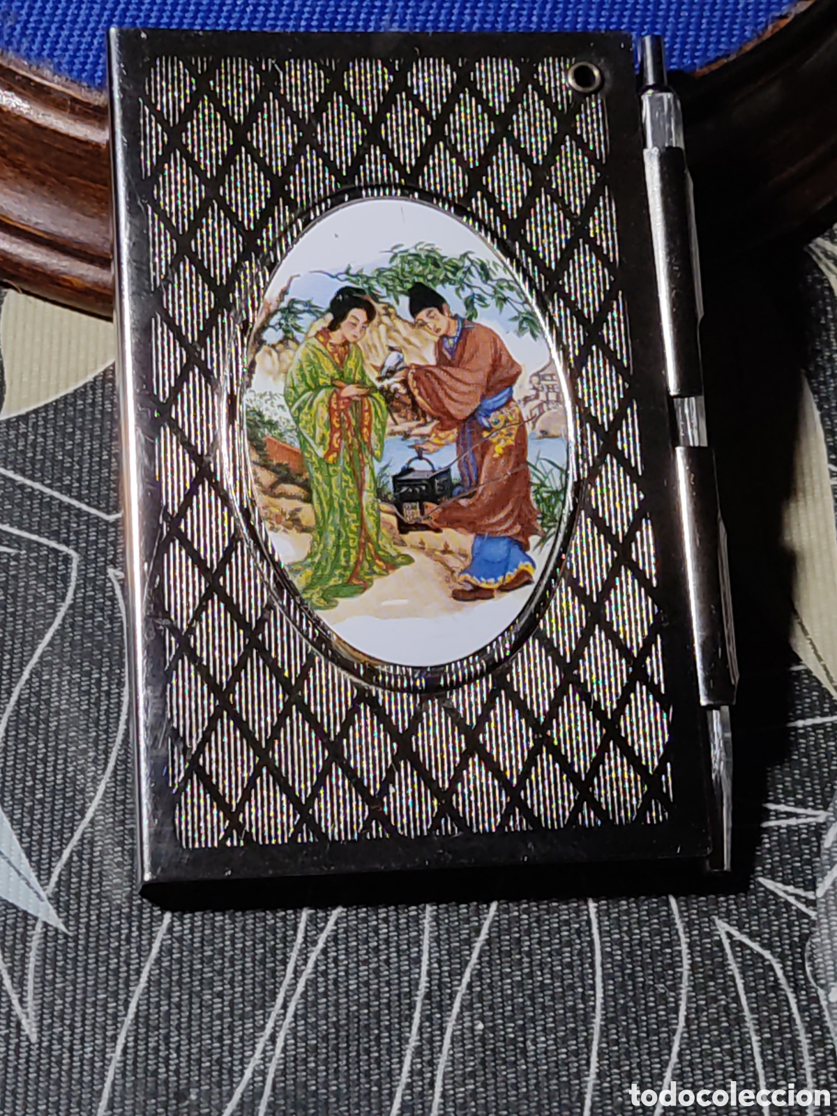 Escriban&iacute;a: List&iacute;n telef&oacute;nico Vintage con imagen de Gueisas de porcelana.