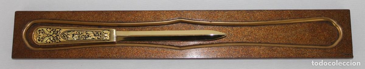 Escriban&iacute;a: Abrecartas de Toledo. Acero damasquinado. Siglo XX