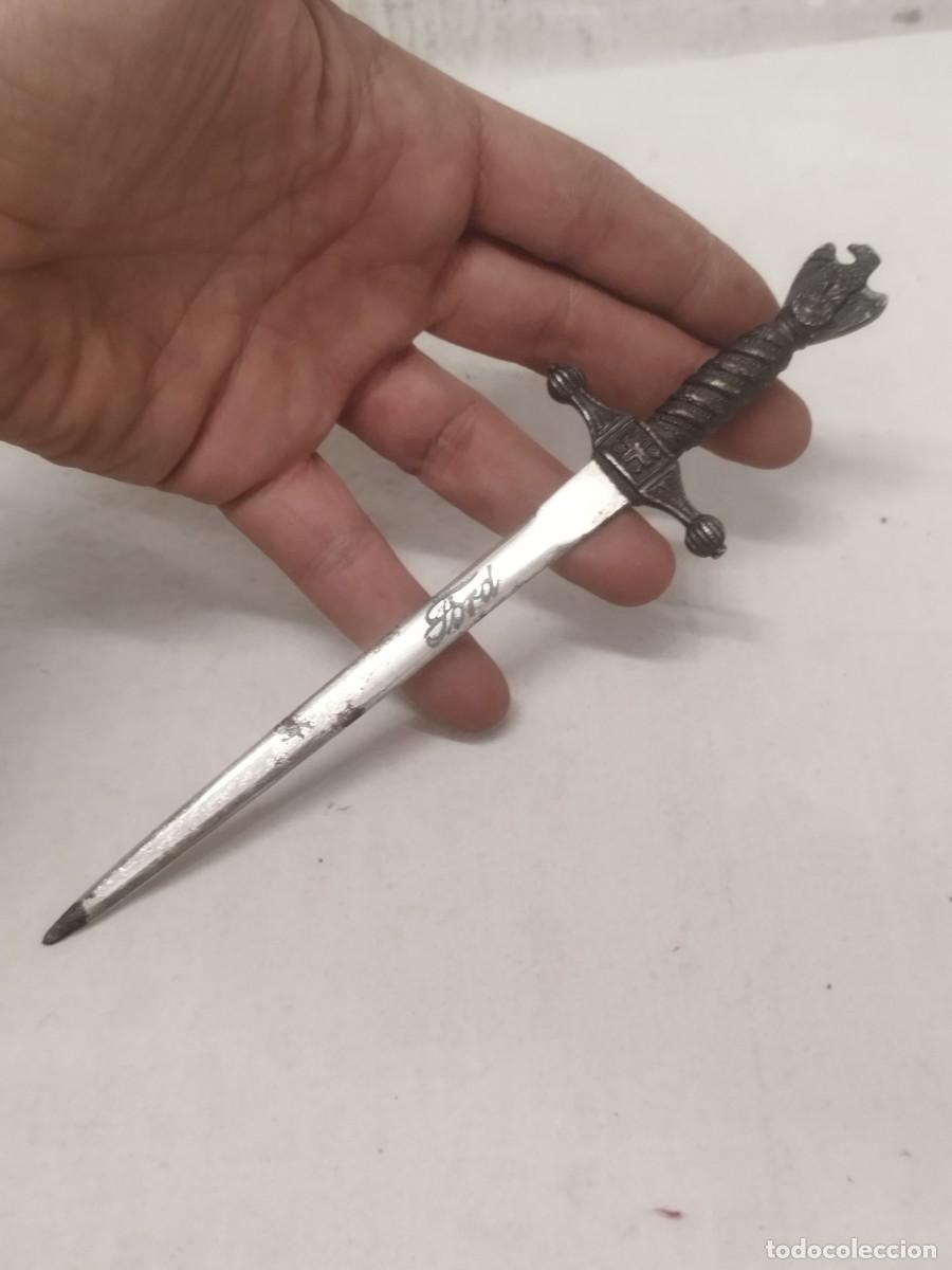 Escriban&iacute;a: Antiguo abrecartas publicidad Ford. Forma de peque&ntilde;a espada con &aacute;guila en empu&ntilde;adura.