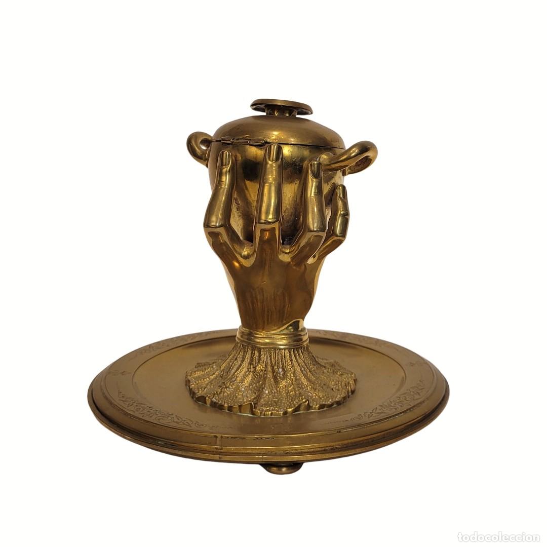 Escriban&iacute;a: Tintero &ldquo;Mano de gloria&rdquo;, bronce dorado, p. s. XX - Francia