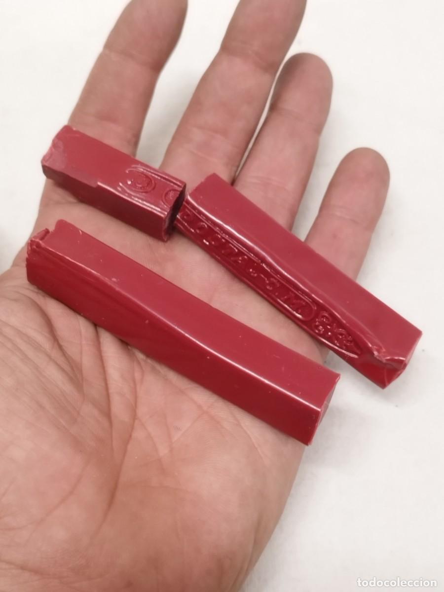 Escriban&iacute;a: Antiguos torso de lacre de color rojo. Los que se ven en las fotos.