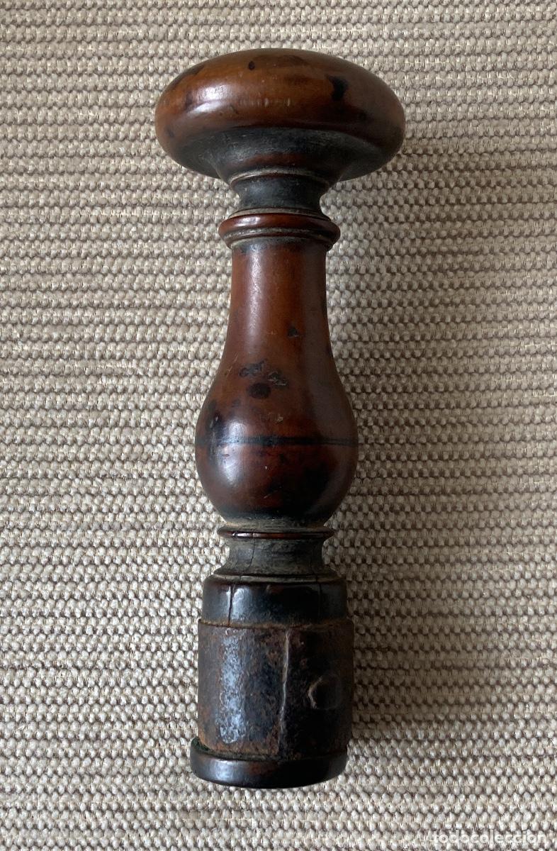 Escriban&iacute;a: Muy antiguo sello para lacre de &eacute;poca Medieval, muy buen estado, pu&ntilde;o torneado madera boj.