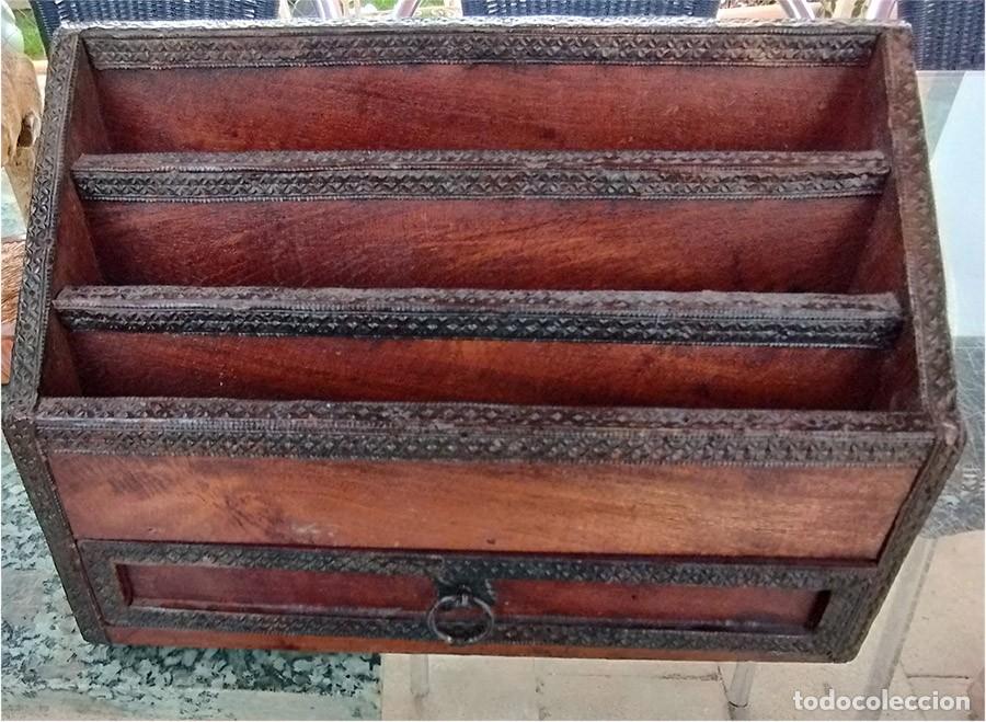 Escriban&iacute;a: ANTIGUO ARCHIVADOR DE CARTAS EN MADERA CON CAJON Y 3 DEPARTAMENTOS CON PERFILES DE METAL MIDE BASE 3