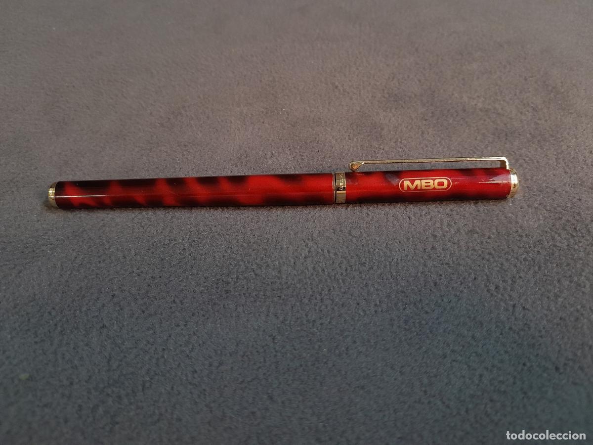 Escrita: PLU-267. BOL&Iacute;GRAFO ROLLERBALL ELYS&Eacute;E EN LACA JASPEADA ROJA Y ATRIBUTOS DORADOS. SIGLO XX