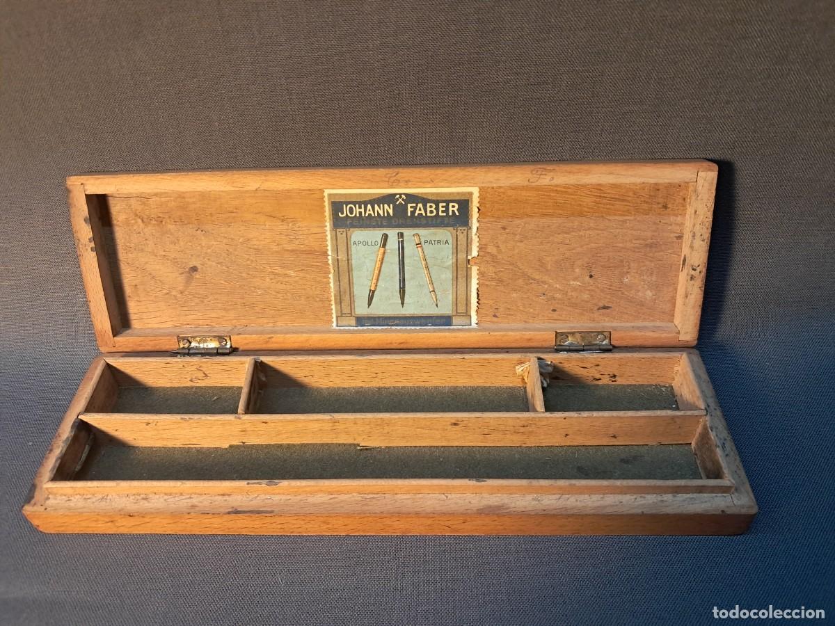 Escriban&iacute;a: ANTIGUO PLUMIER JOHAN FABER.