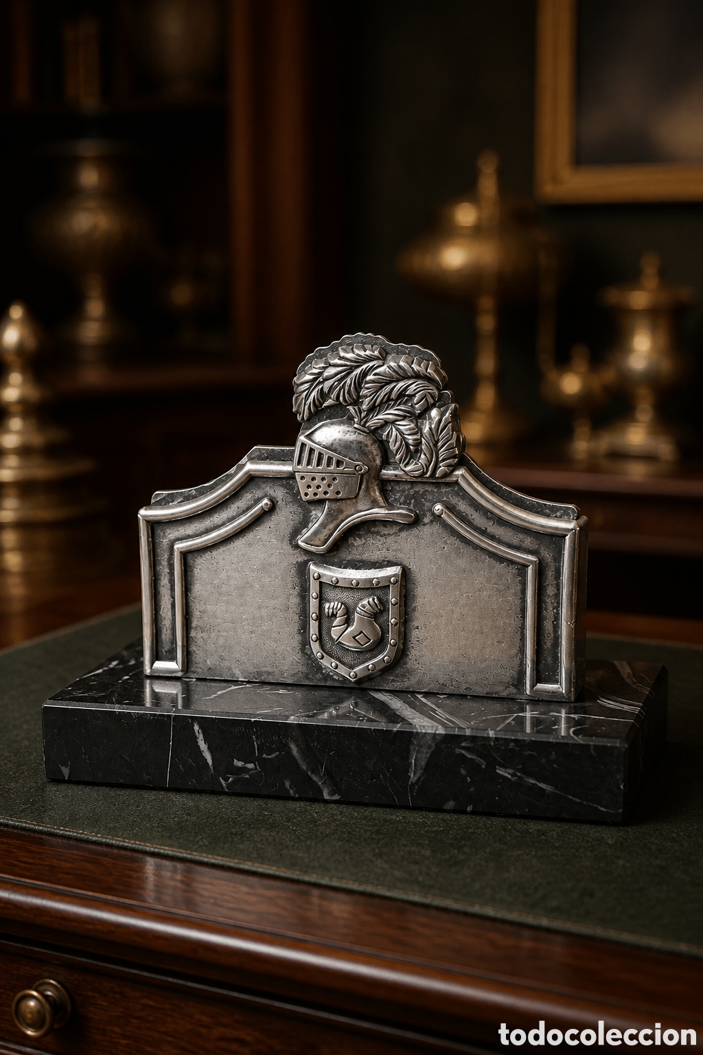 Scrivania: Tarjetero portapapeles. Metal plateado y base m&aacute;rmol. Motivos de yelmo y escudo.