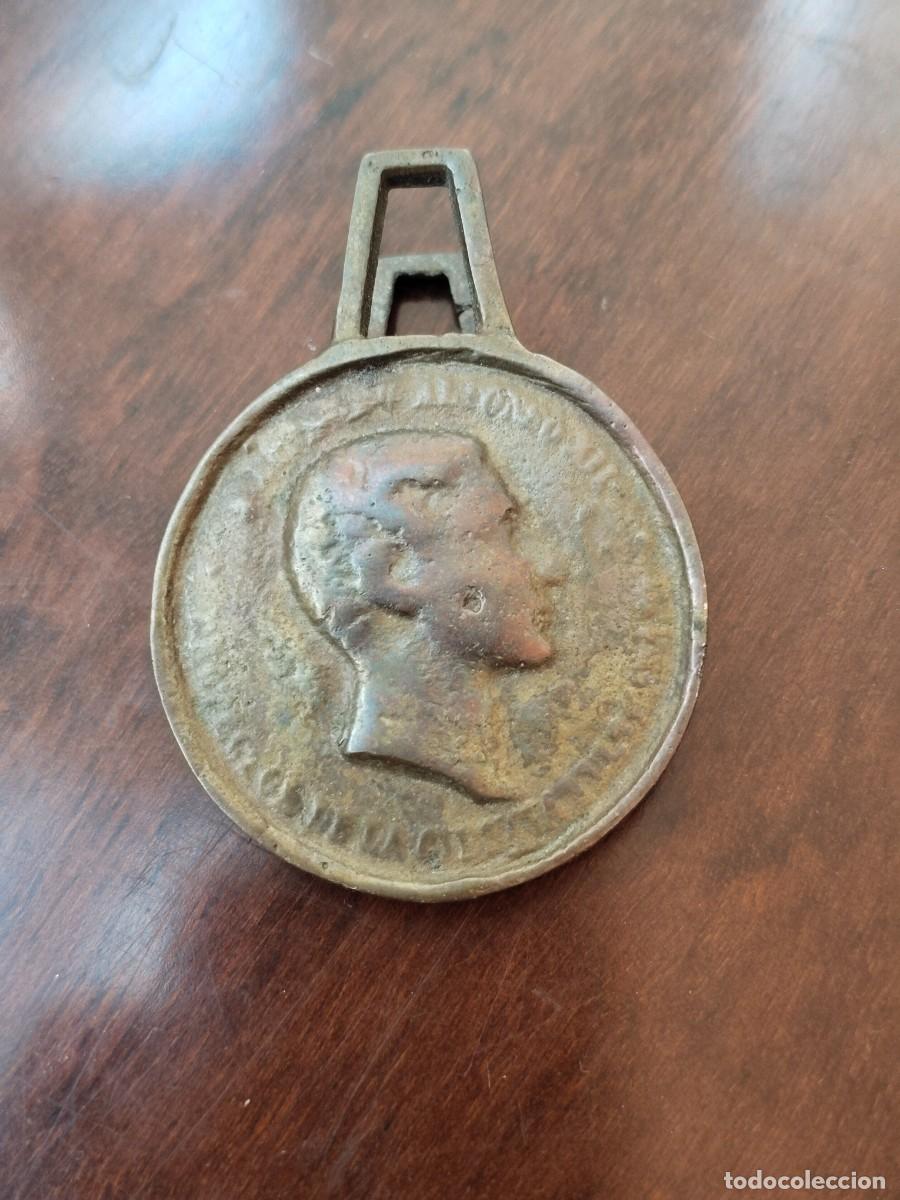 Escriban&iacute;a: Antiguo sujetapapeles en bronce Alfonso XII. - Foto 1