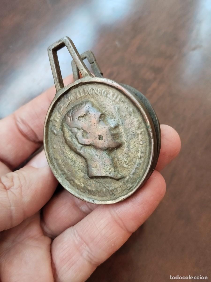 Escriban&iacute;a: Antiguo sujetapapeles en bronce Alfonso XII. - Foto 3