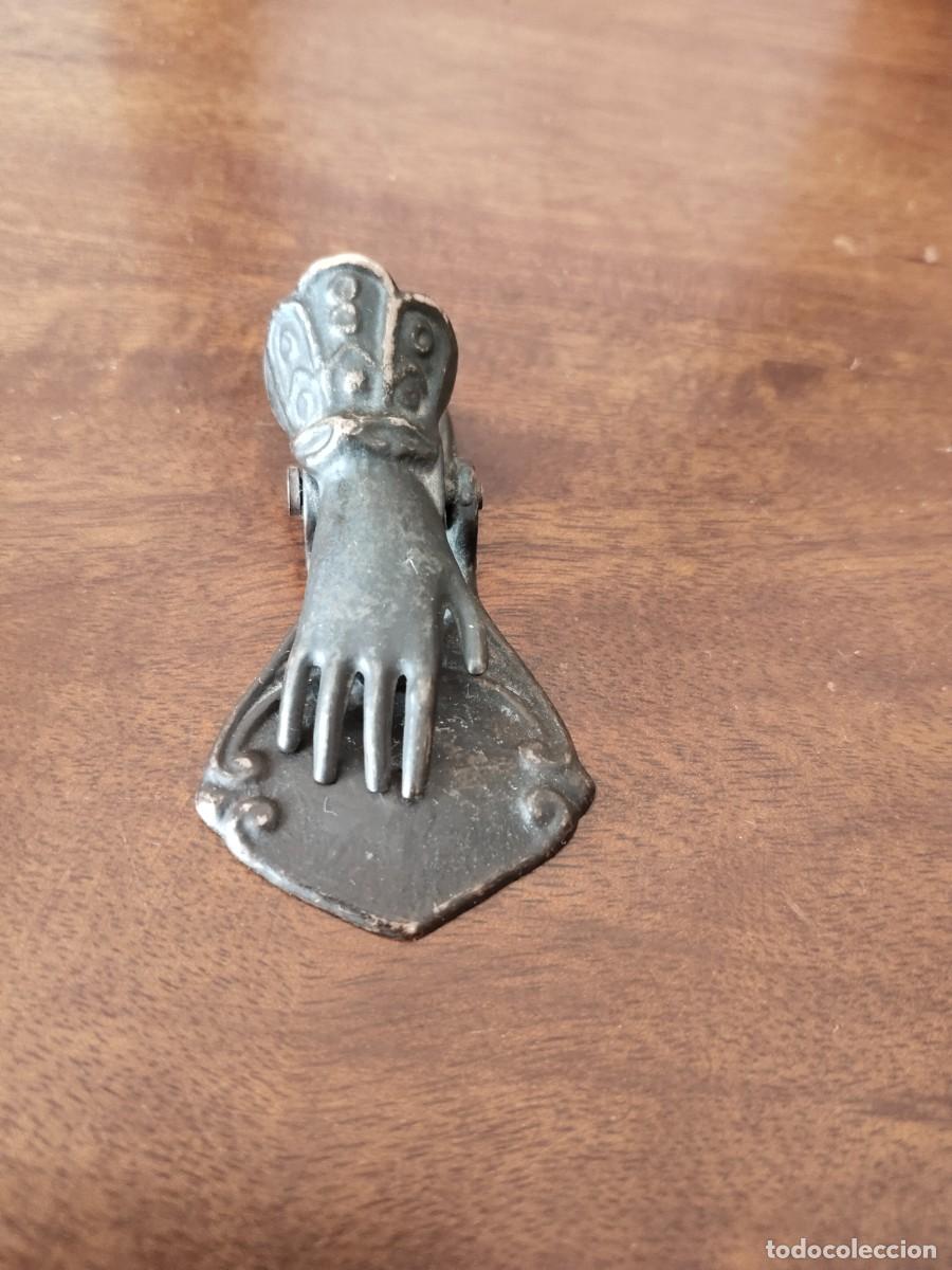 Escriban&iacute;a: Sujetapapeles mano. Peque&ntilde;o, 7 cm. - Foto 1