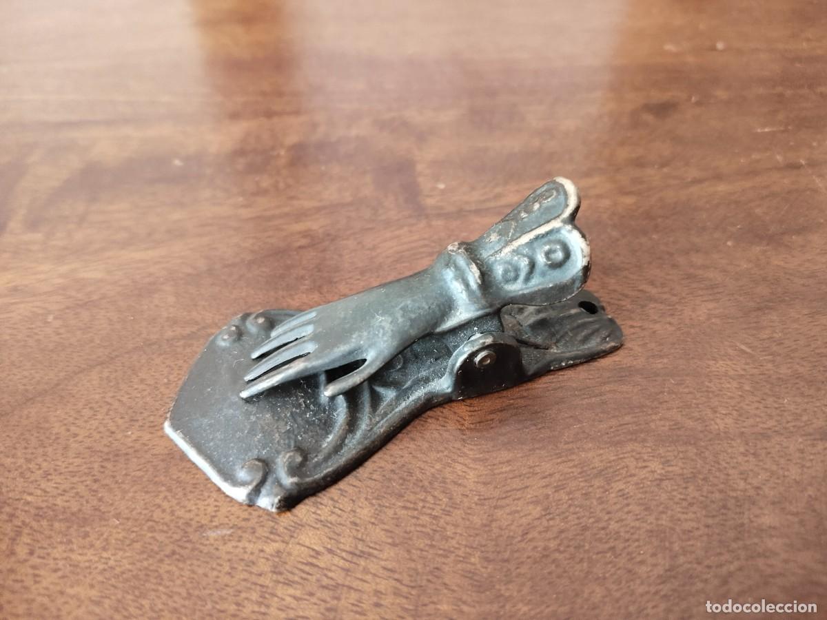 Escriban&iacute;a: Sujetapapeles mano. Peque&ntilde;o, 7 cm. - Foto 2
