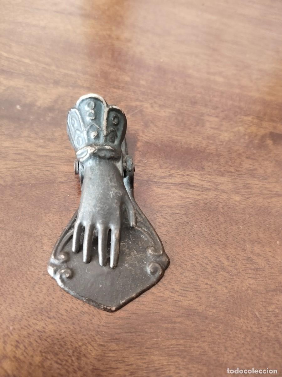 Escriban&iacute;a: Sujetapapeles mano. Peque&ntilde;o, 7 cm. - Foto 3