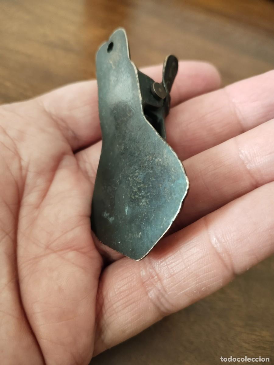 Escriban&iacute;a: Sujetapapeles mano. Peque&ntilde;o, 7 cm. - Foto 4