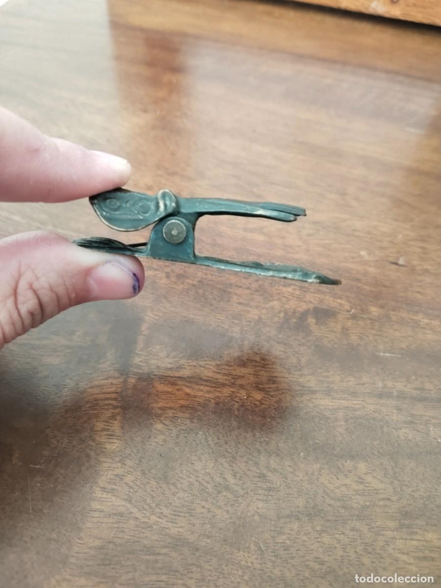 Escriban&iacute;a: Sujetapapeles mano. Peque&ntilde;o, 7 cm. - Foto 8