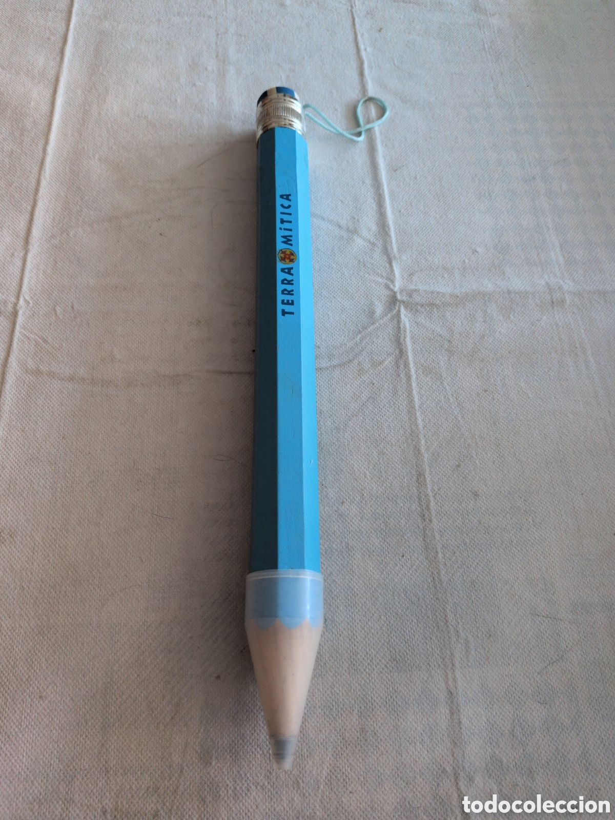 Writing Items: L&aacute;piz de gran tama&ntilde;o de Terra M&iacute;tica. 36 cm.