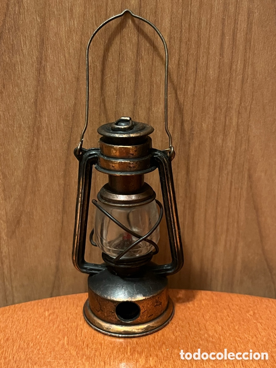 Escriban&iacute;a: Sacapuntas / Afilal&aacute;piz PLAYME. FAROL / QUINQU&Eacute; / L&Aacute;MPARA MINERO. Edici&oacute;n en metal. Ref. 965