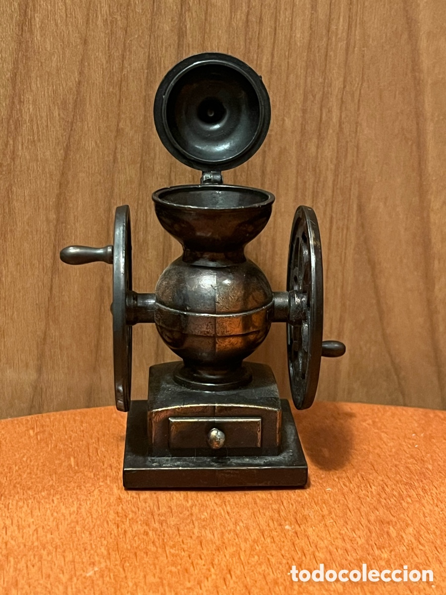 Escriban&iacute;a: Sacapuntas / Afilal&aacute;piz PLAYME. MOLINILLO / MOLEDOR DE CAF&Eacute;. Edici&oacute;n en metal. Ref. 981