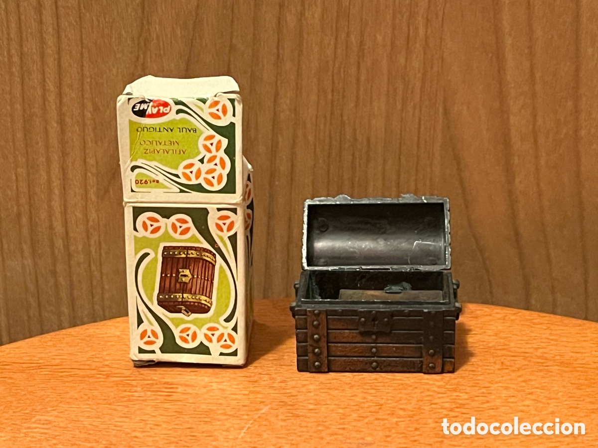 Escriban&iacute;a: Sacapuntas / Afilal&aacute;piz PLAYME. BAUL ANTIGUO. Con caja. Edici&oacute;n en metal. Ref. 920