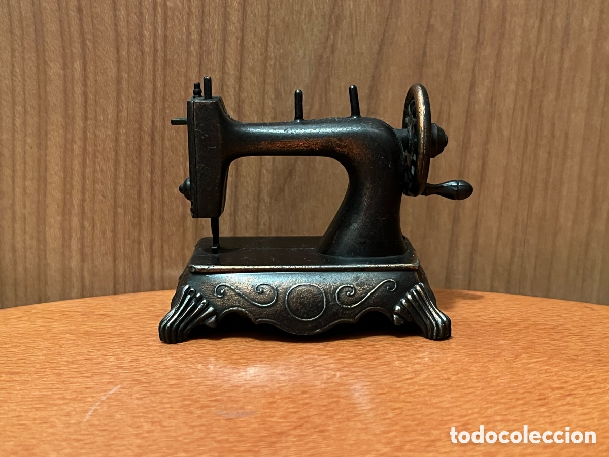Escriban&iacute;a: Sacapuntas / Afilal&aacute;piz PLAYME. MAQUINA DE COSER. Edici&oacute;n en metal. Ref. 924