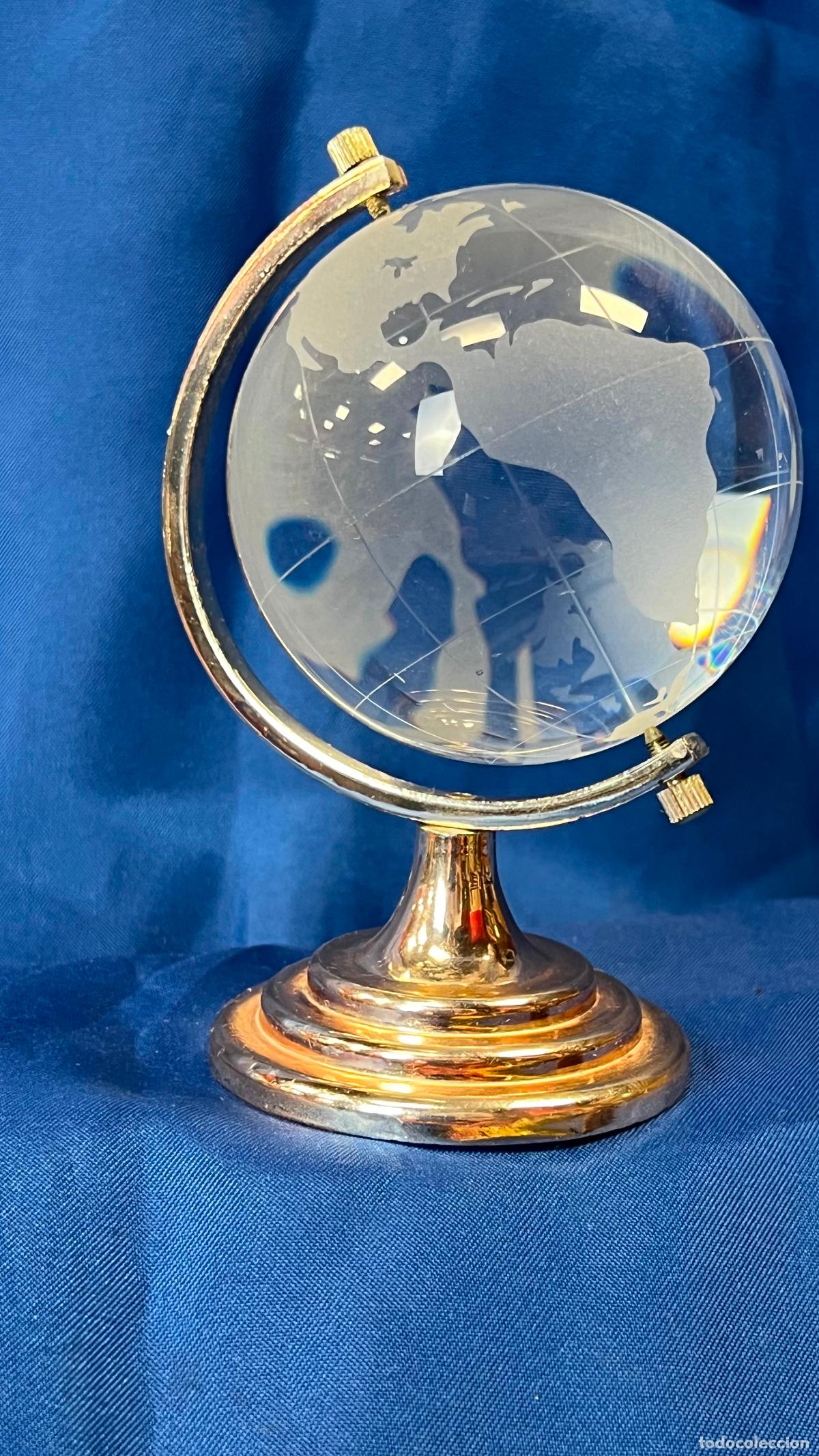 Escriban&iacute;a: Peque&ntilde;o Globo Terr&aacute;queo de Cristal de Bohemia sobre Peana Dorada. Pisapapeles Vintage