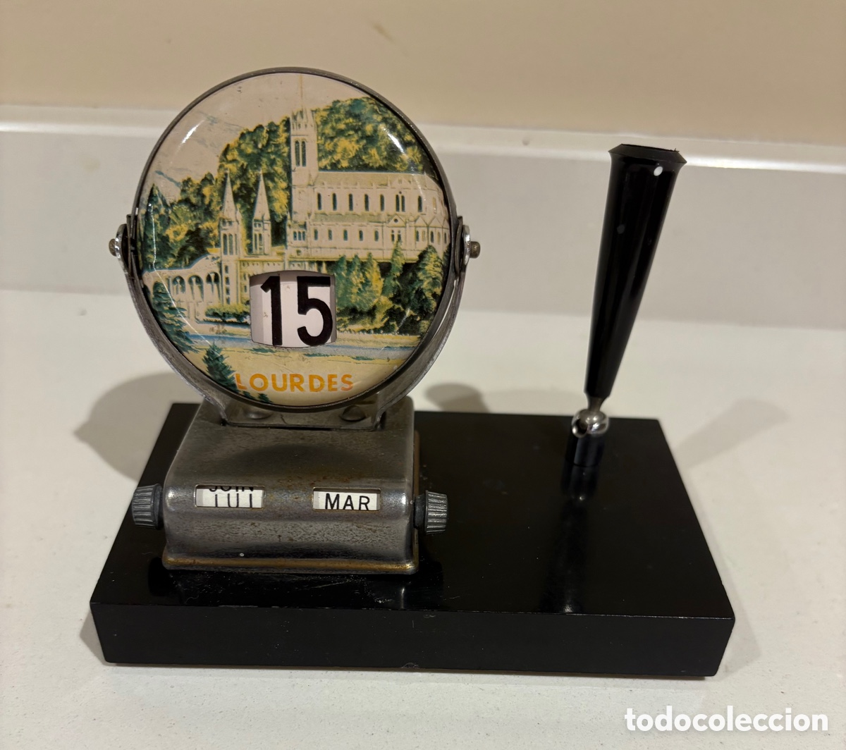 Escriban&iacute;a: (L768) Calendario perpetuo met&aacute;lico con portaplumas. Souvenir Lourdes. Made in Japan. A&ntilde;os 50-60