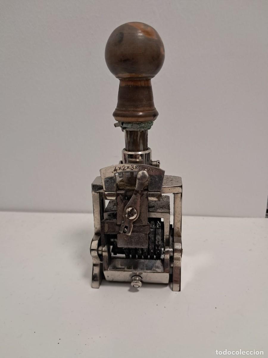 Escriban&iacute;a: Antiguo Numerador Autom&aacute;tico de Cuartel Militar con Caja Original - Mediados Siglo XX - Mec&aacute;nico