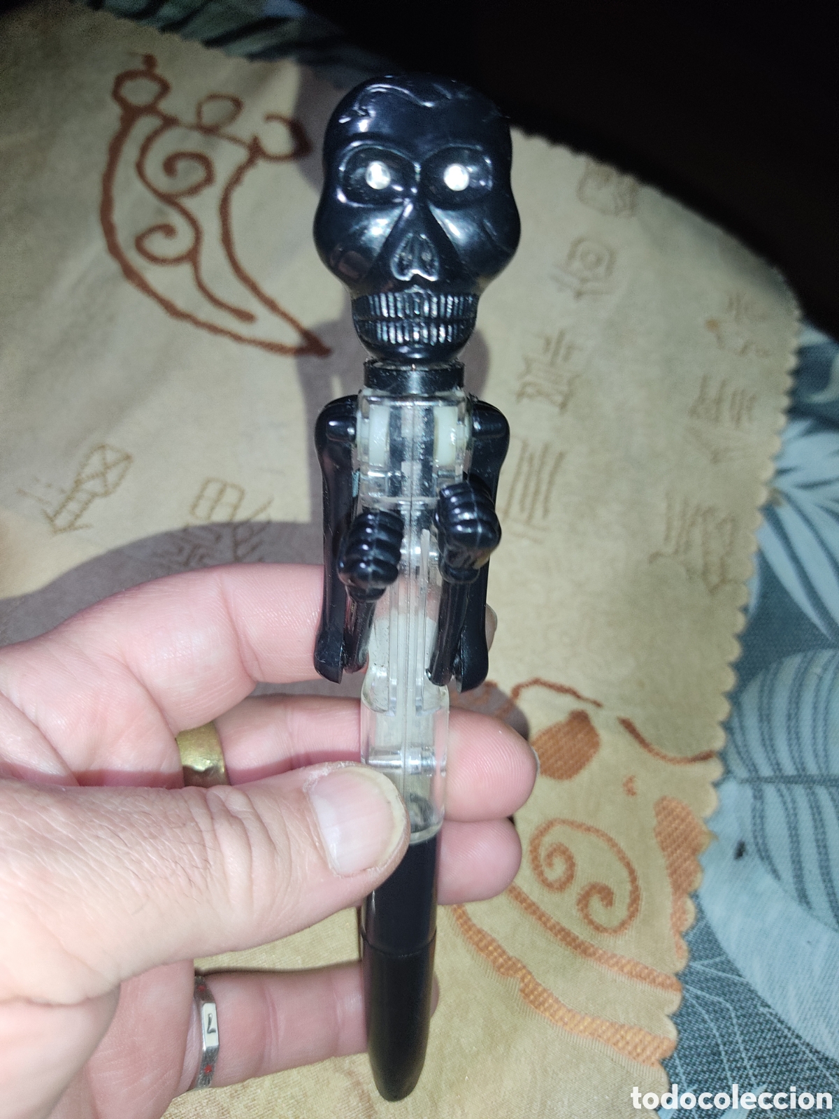 Escriban&iacute;a: Bol&iacute;grafo calavera boxeadora con luz en los ojos.