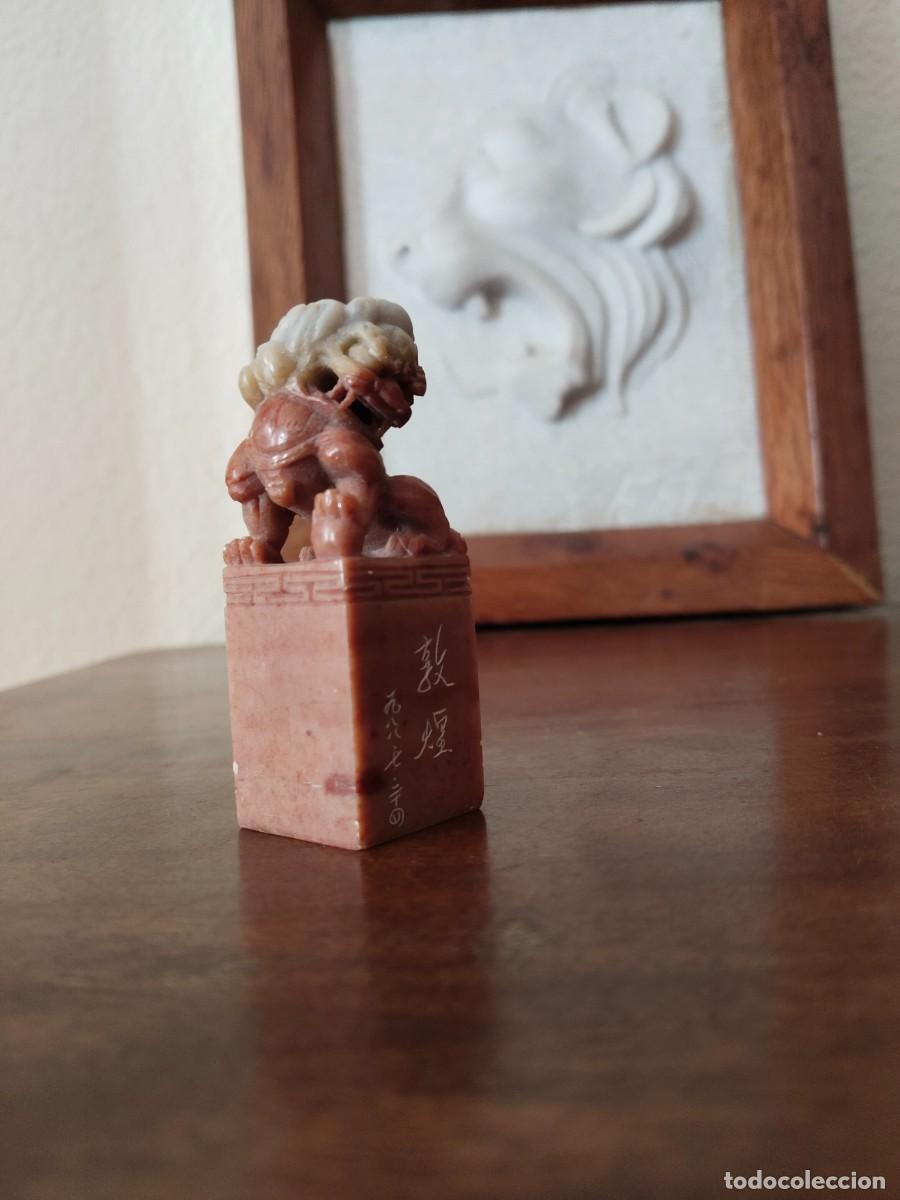 Escriban&iacute;a: Sello Oriental en piedra, posiblemente Jade.